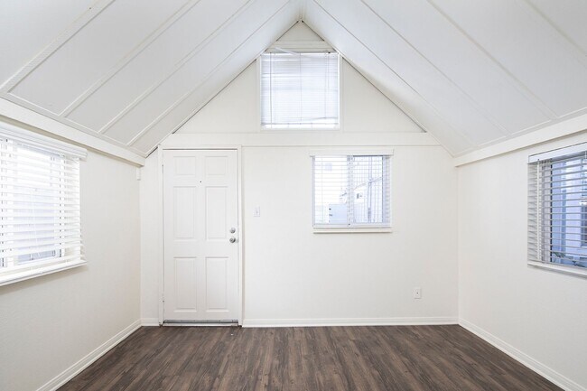 Building Photo - 5086 Lotus St