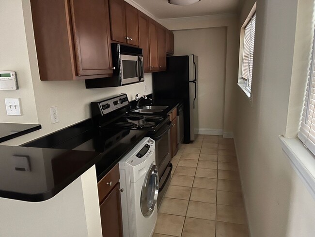 Building Photo - Virginia Highlands, Renovated 1 Bedroom Condo