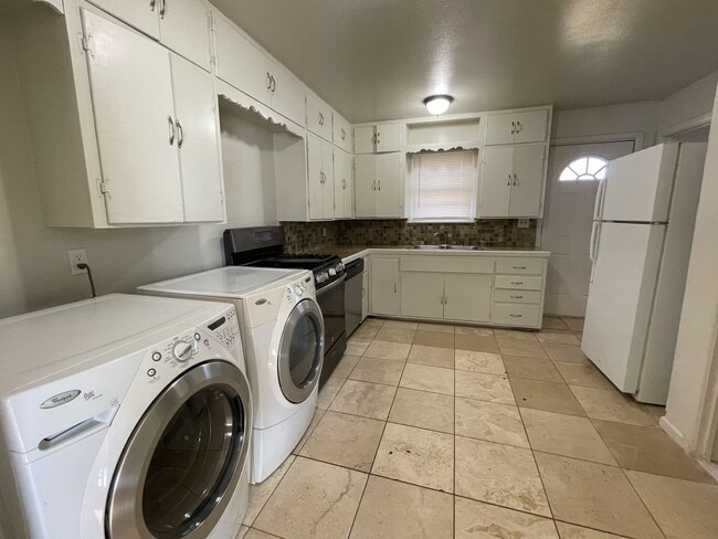 Building Photo - Spacious 3/1 Located Conveniently Close to...