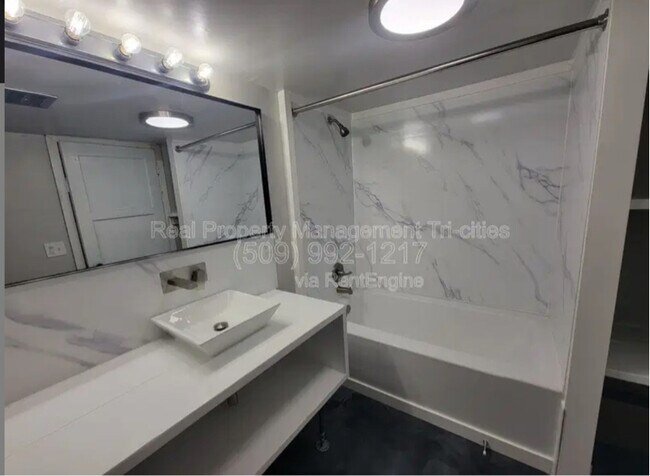 Foto del edificio - 402 Barth Ave