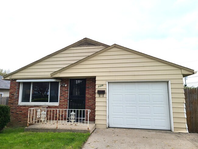 Building Photo - 2326 White Oak Ave