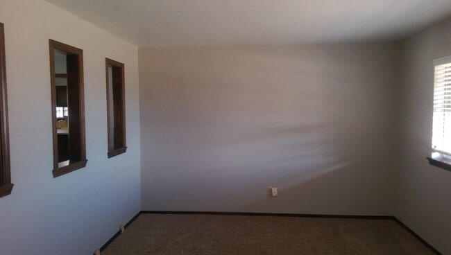 Building Photo - 3 bed, 2 bath, 2 car garage home for rent ...