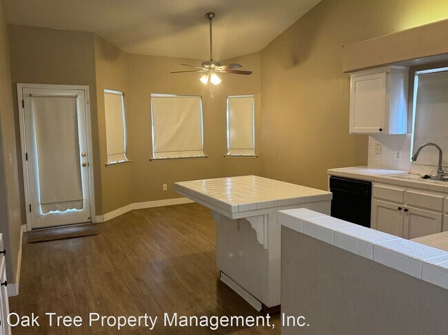 Foto del edificio - 3 br, 2 bath House - 10402 N. Baird Avenue