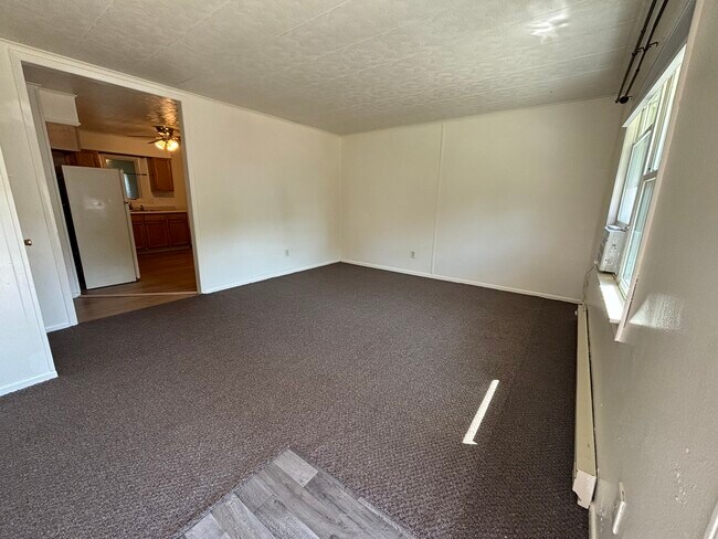 Sala de estar con armario - 5161 NE 5th St