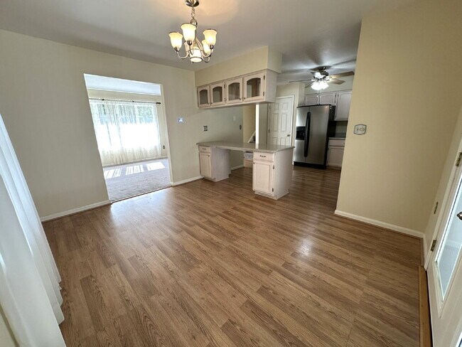 Foto del edificio - 3-Bedroom Split Level in Peaceful Wooded Setting