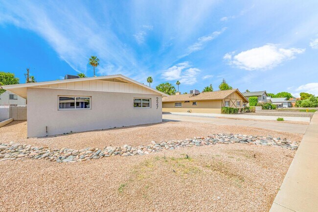 Foto del edificio - 6 Bedroom/4 Bath - Fully Remodeled