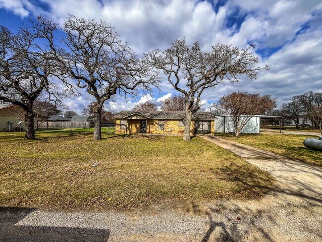 Foto del edificio - Adorable, Renovated 3/1 House with a Large Metal Shop