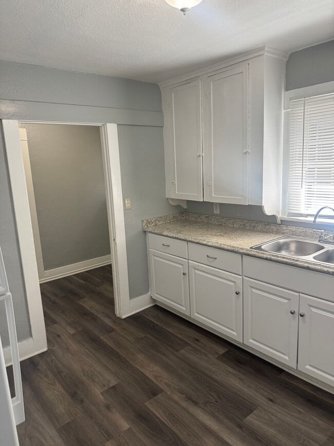 Building Photo - 142 W Valencia Dr