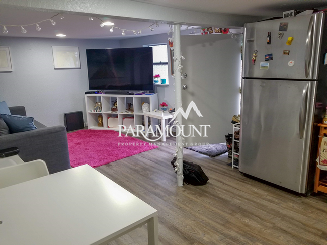Building Photo - Cute 1 Bed 1 Bath Lower Unit w/View!
