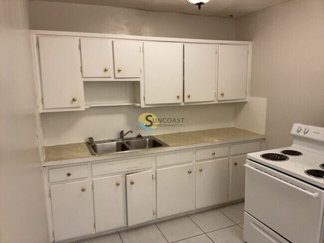 Building Photo - PICK ME! Recently Renovated 3/1 - 1252 Sq. Ft