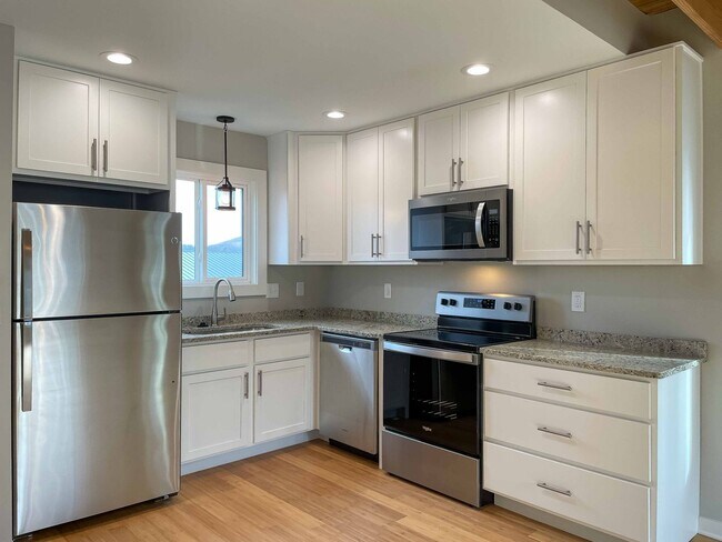 Building Photo - Beautiful Compact Cottage in South Asheville