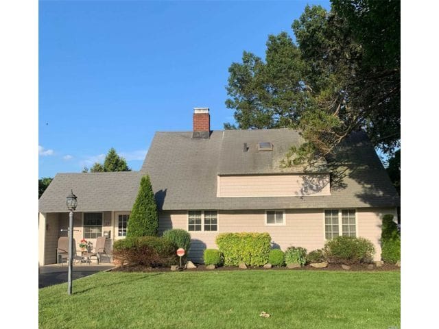 17 Giant Ln, Levittown, NY 11756 