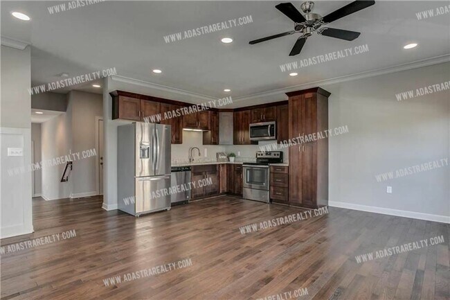 Foto del edificio - Like New Blue Valley Townhome-Available NOW!!