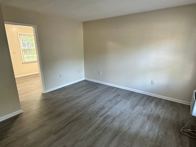 Building Photo - Newly Renovated Two Bedroom Townhome!!
