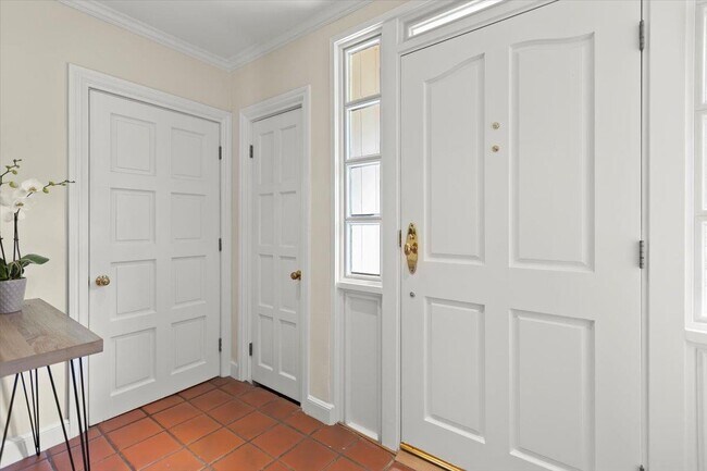Building Photo - 1657 Edgewood Dr