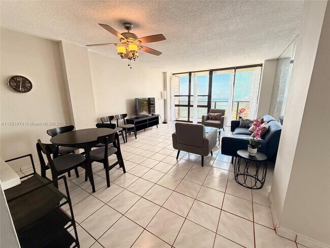 Foto del edificio - 600 NE 36th St