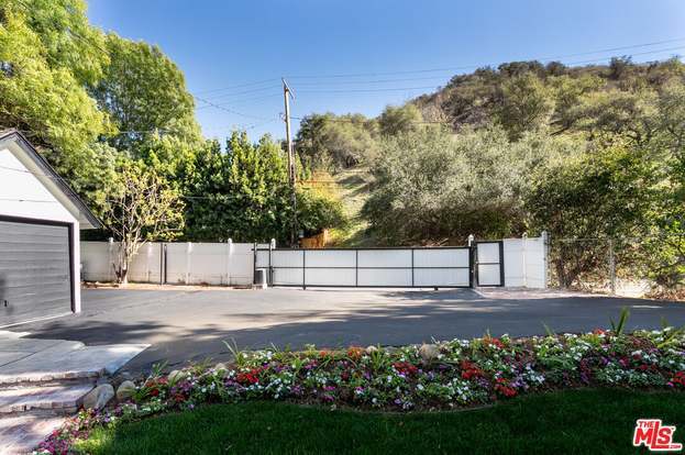 Automatic gate and 6car driveway - 2255 Benedict Canyon Dr