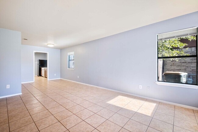 Building Photo - 401 E Janis Dr