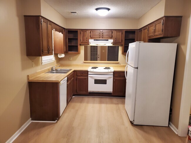 Frigorífico, lavavajillas, triturador de basura, horno empotrado. Extractor de humos con salida al exterior. - 2284 Hometown Dr