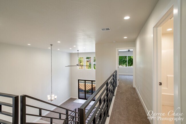 Building Photo - Beautiful!! End unit! 4 bedroom, 2.5 bathroom townhome in Hurricane!