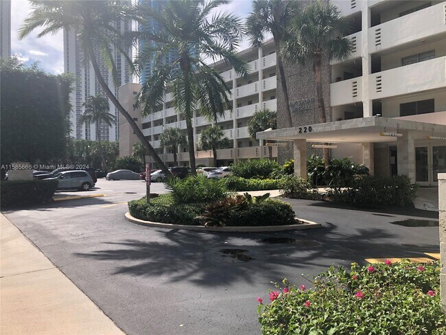 Foto del edificio - 220 Kings Point Dr