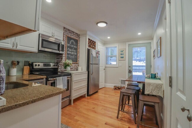 Building Photo - 1 Bd 1 Bath With Laundry Available 8/1 in ...