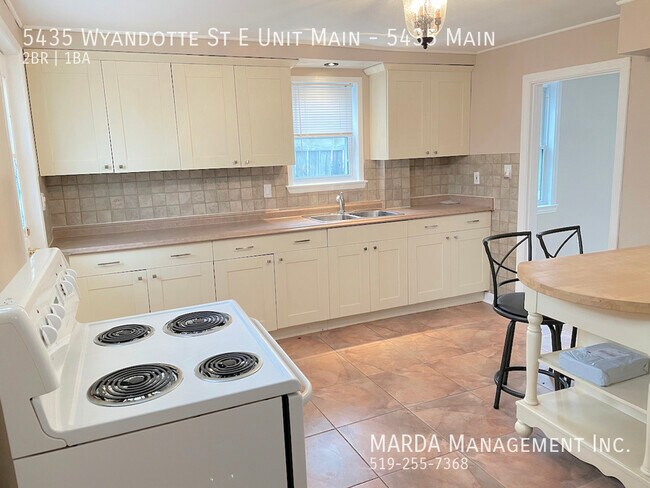 Photo du bâtiment - CHIC 2-BEDROOM/1BATH MAIN APARTMENT IN OLD...
