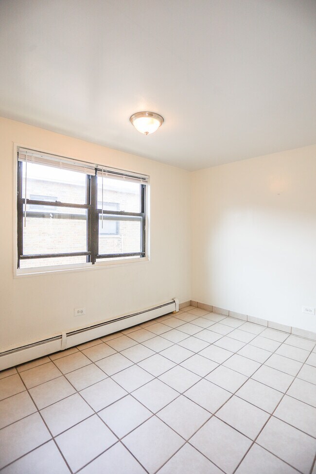 Foto del edificio - 1660 W Pratt Blvd