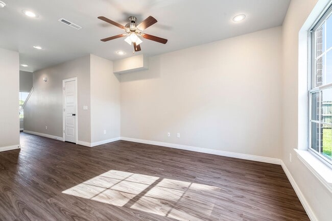 Building Photo - spacious townhome in a cul de sac!