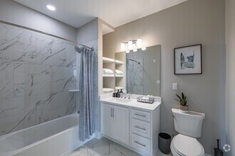 2BR, 2BA - 1,402SF - Bathroom - Westfield Crossing