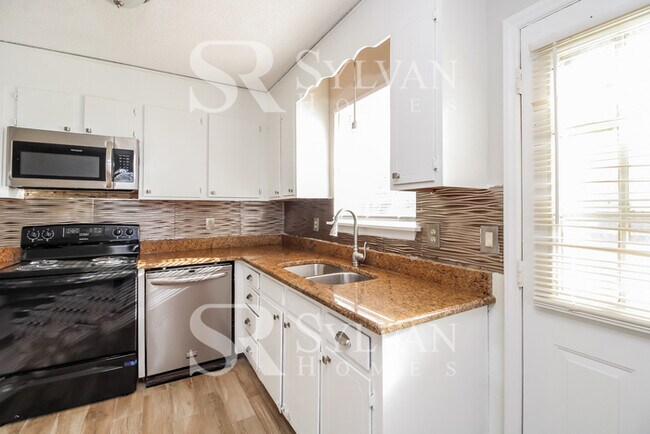 Foto del edificio - The living is easy in this 3 bedroom, 2.5 bathroom home