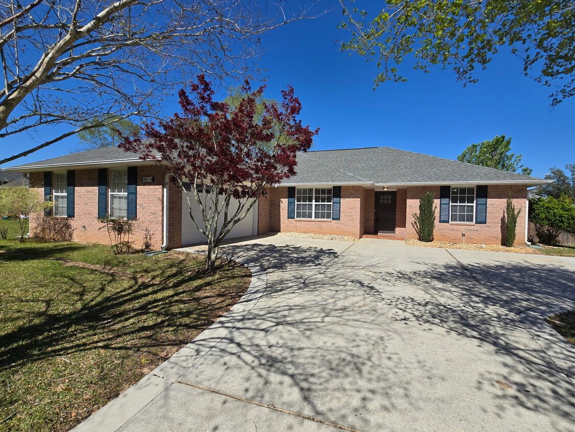 Foto principal - 3 bed/ 2 bath / 2 car garage located in th...