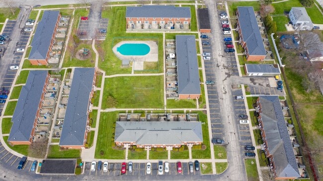 Building Photo - Carriage Hill Erie
