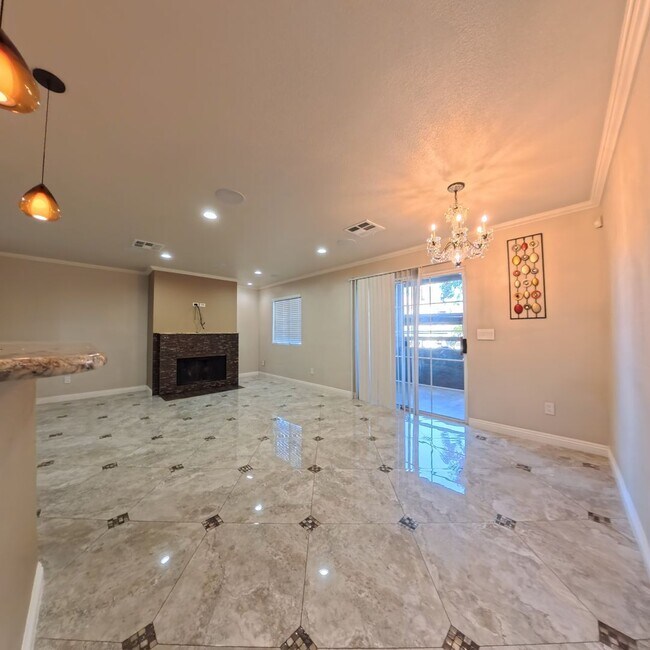 Foto del edificio - Highly Upgraded, Surround Speakers, Recessed Lightning, Stainless Steel Appliances, Customer Kitc...