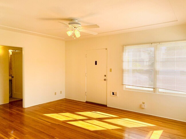 Foto del edificio - BEAUTIFUL 2BD/1BA CONDO IN CROWN POINT! W/ GARAGE & LAUNDRY! $3,595/mo