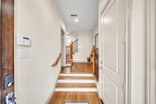 Building Photo - 2318 Camden Dr