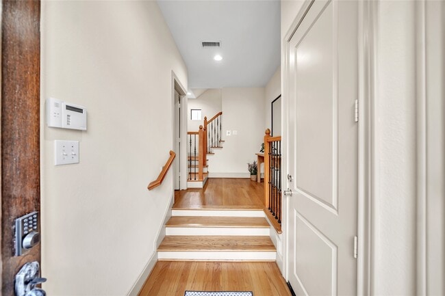 Foto del edificio - 2318 Camden Dr