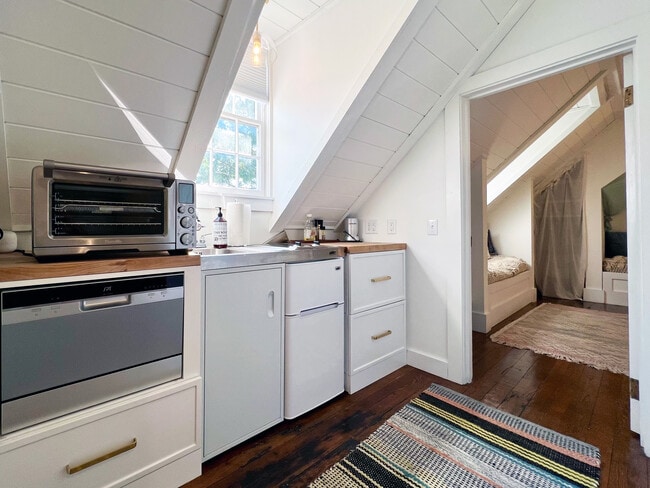 KITCHENETTE WITH TWO BURNER STOVE, DISHWASHER, SMALL REFRIGERATOR AND FREEZER, SINK AND SMALL OVEN - 1 Percy St