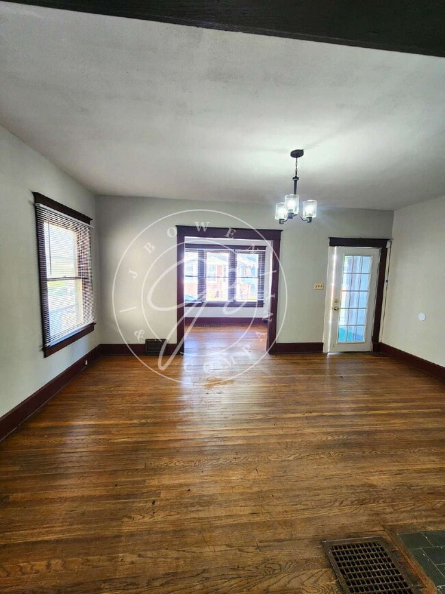 Foto del edificio - Very spacious lower 2 bedroom with separat...
