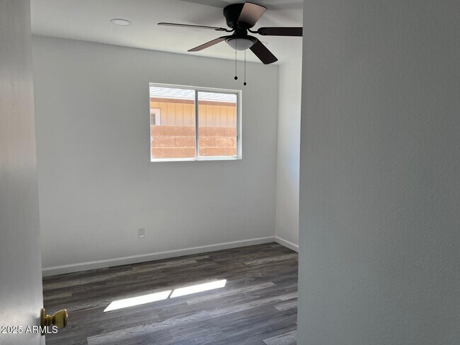 Foto del edificio - 3842 W Country Gables Dr
