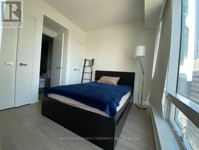 Photo du bâtiment - 1-1701 Bloor St E