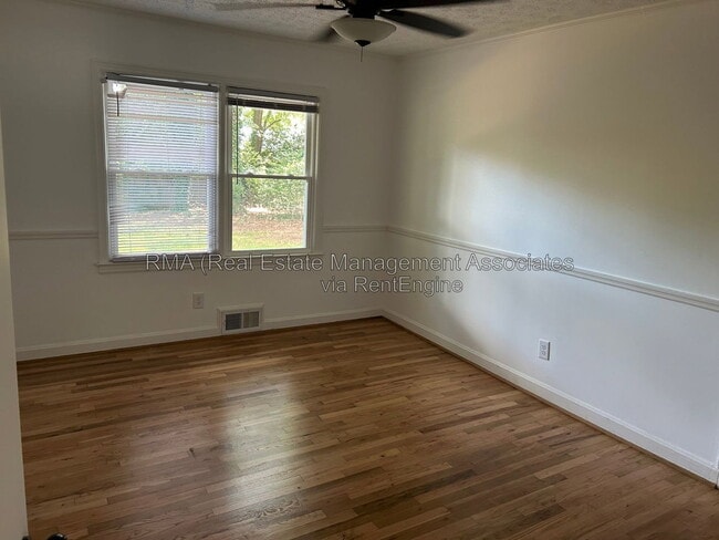 Building Photo - 216 Hillandale Dr