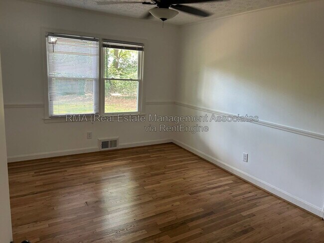 Foto del edificio - 216 Hillandale Dr