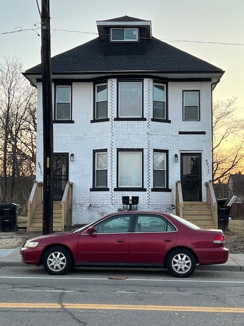 Front of property - 6073 Linwood St