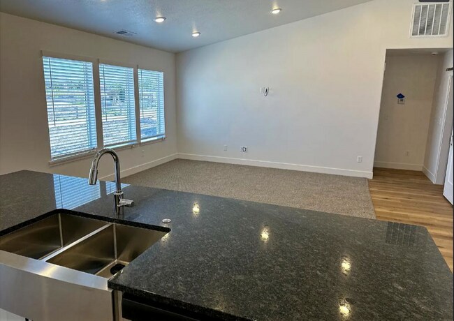 Foto del edificio - 523 W 1150 N