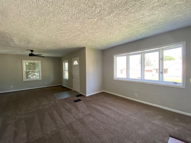 Building Photo - Three bedroom, one bathroom, single home i...