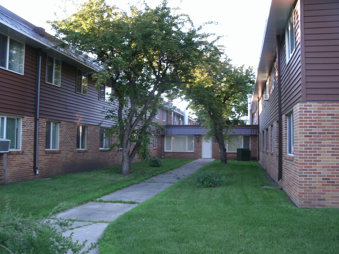 Grassy Courtyard - 1712 Continental Dr