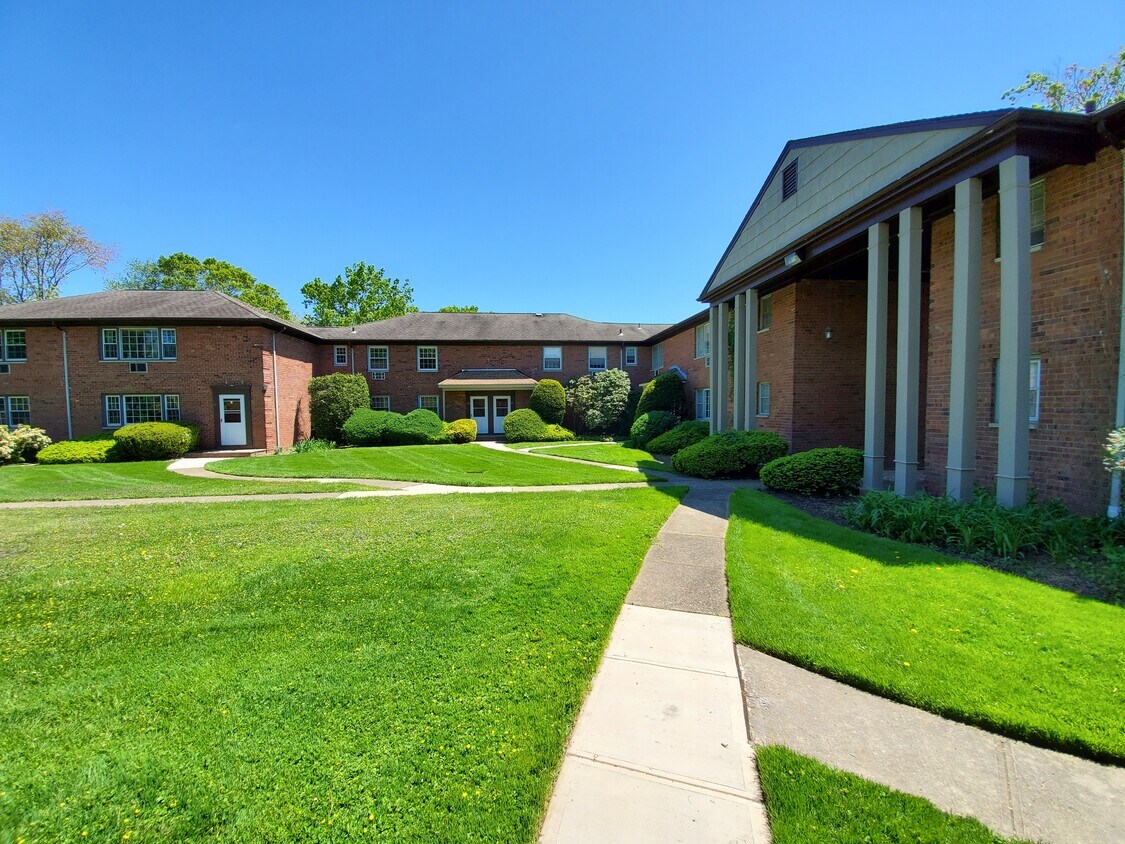 Courtyard Entrance - 14 Lakeside Dr