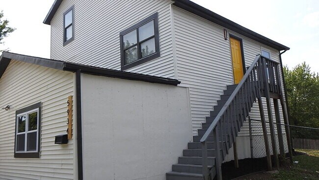 Foto del edificio - Incredibly spacious 4 bedrooms and 2 baths top-floor duplex located on Elmwood Ave in Kansas City...