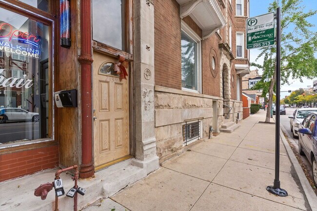 Foto del edificio - 2139 W Chicago Ave